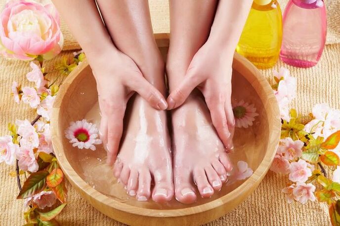 Baño de pés contra fungos nas unhas